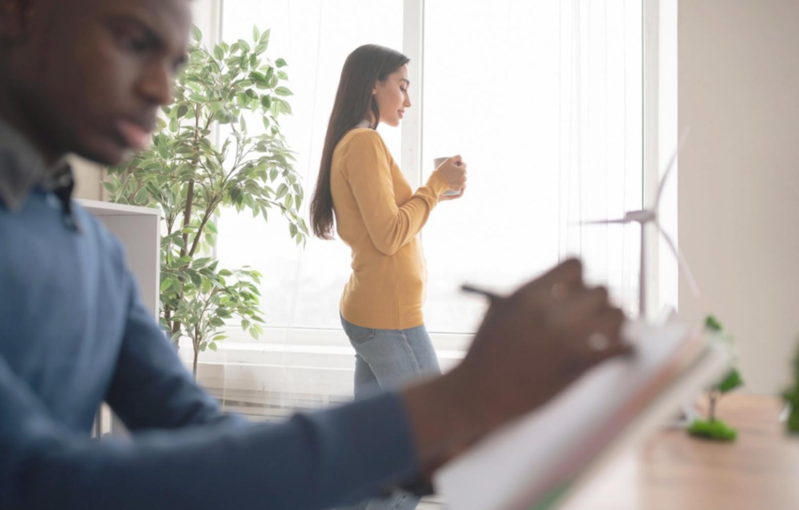 Entrepreneur préparant son plan d'affaires